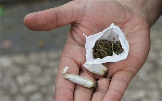 Costureira procura polícia para reclamar de qualidade de maconha que comprou no ES