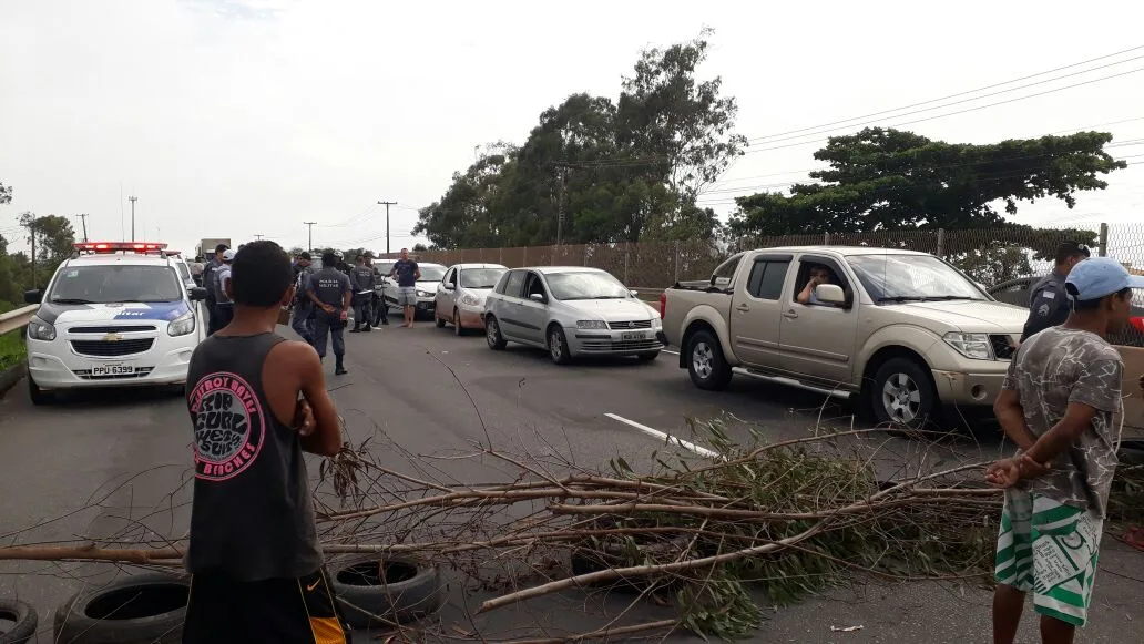 Professores e moradores fazem protesto para pedir segurança na Rodovia do Sol