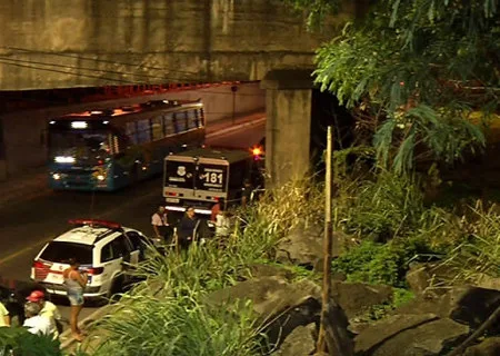 Jovem é morto a tiros às margens da linha do trem em Vila Velha