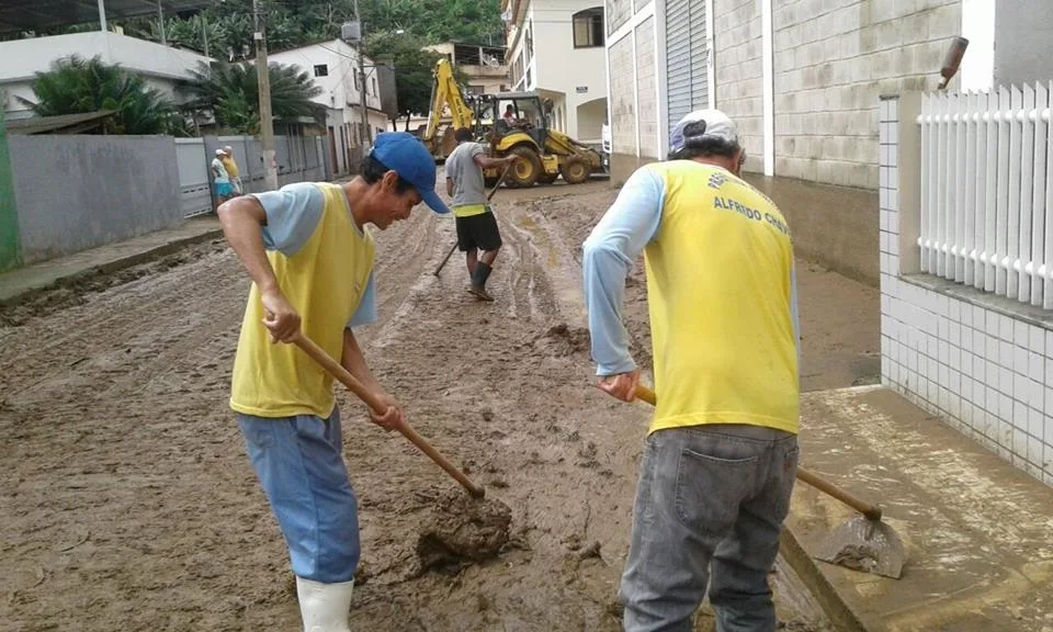 Servidores e máquinas de Alfredo Chaves ajudam na limpeza das ruas em Iconha