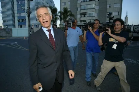 Brasil, Belo Horizonte, MG. 18/08/2005. O empresário Ramon Hollerbach Cardoso, um dos sócios da agência de publicidade SMP&B, após prestar depoimento na Polícia Federal, no bairro Gutierrez, zona oeste de Belo Horizonte (MG). Na época, o doleiro mineiro Jader Kalid Antônio havia admitido em uma entrevista que tinha prestado consultoria a Ramon sobre o envio […]