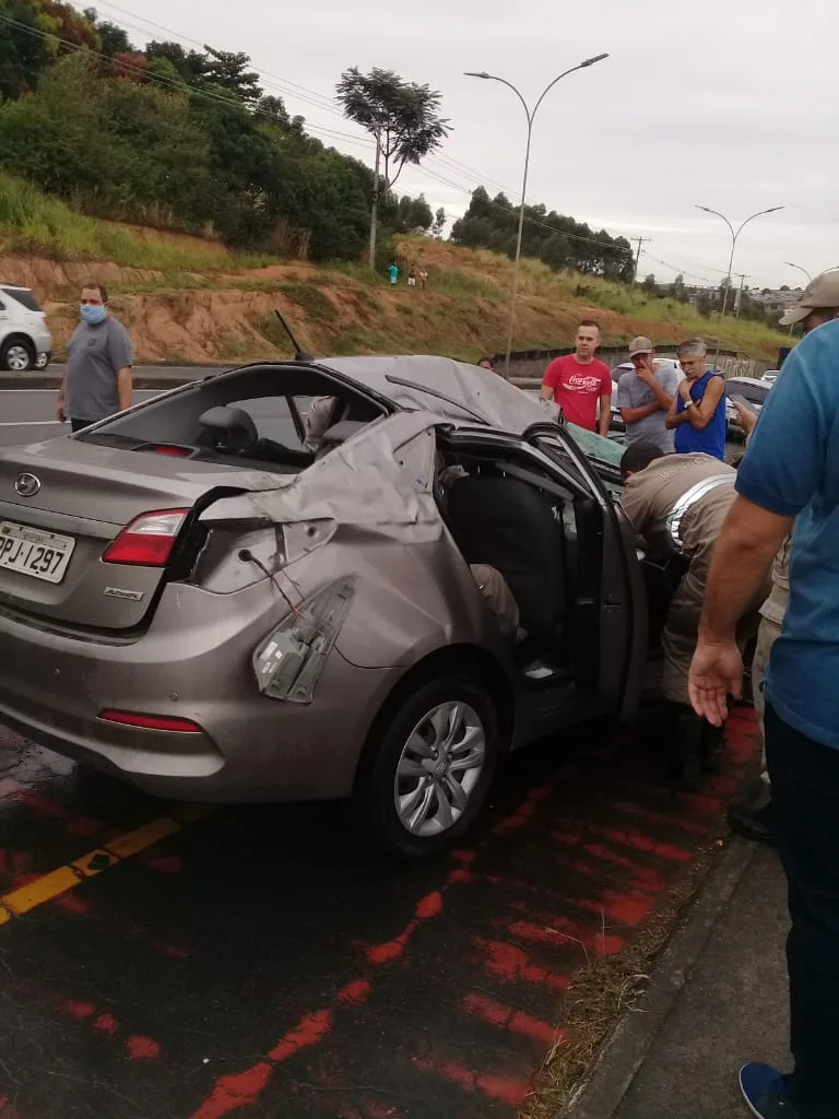 Motorista fica ferido após capotar na BR 101, na Serra