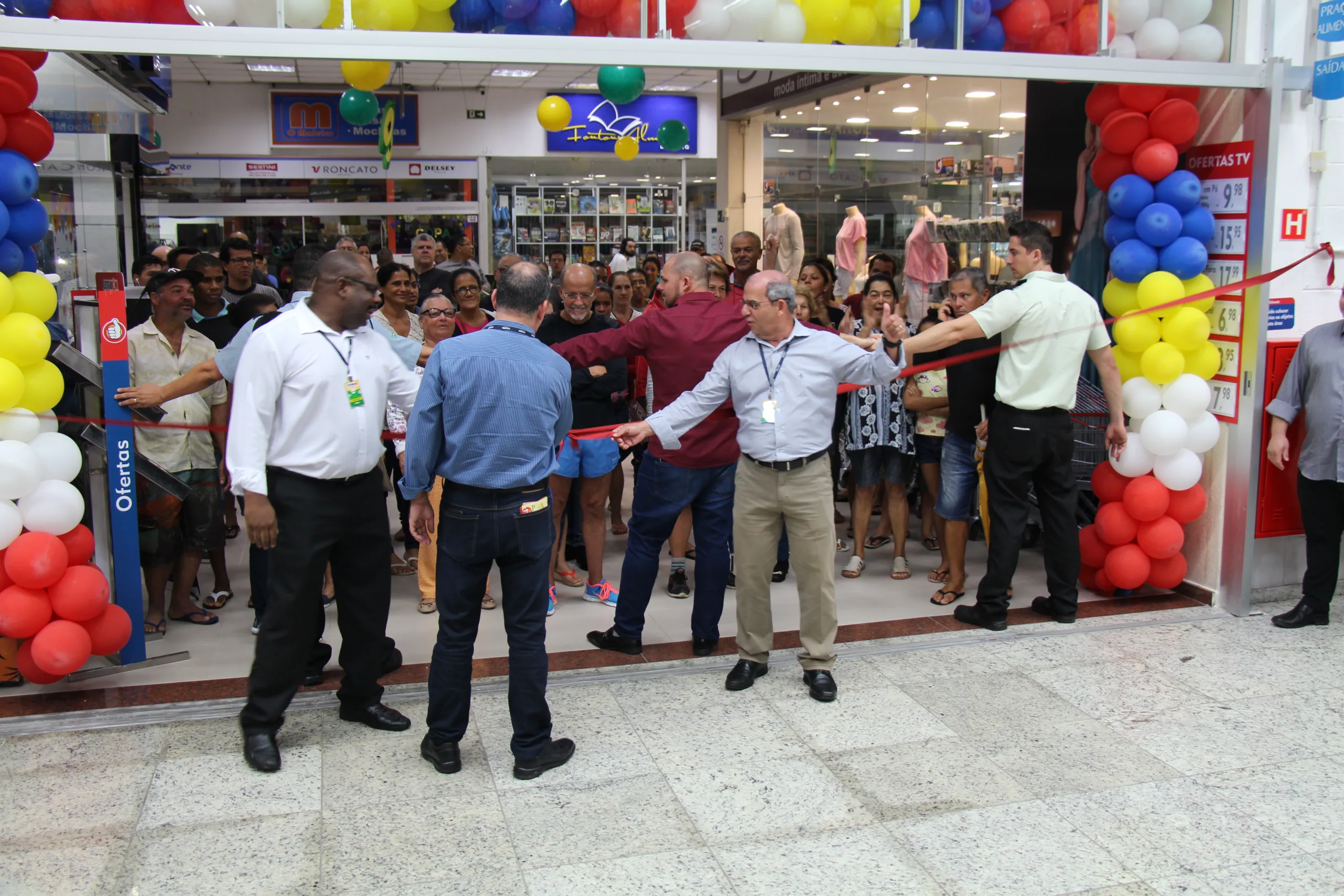 Rede Extrabom reinaugura loja em Guarapari