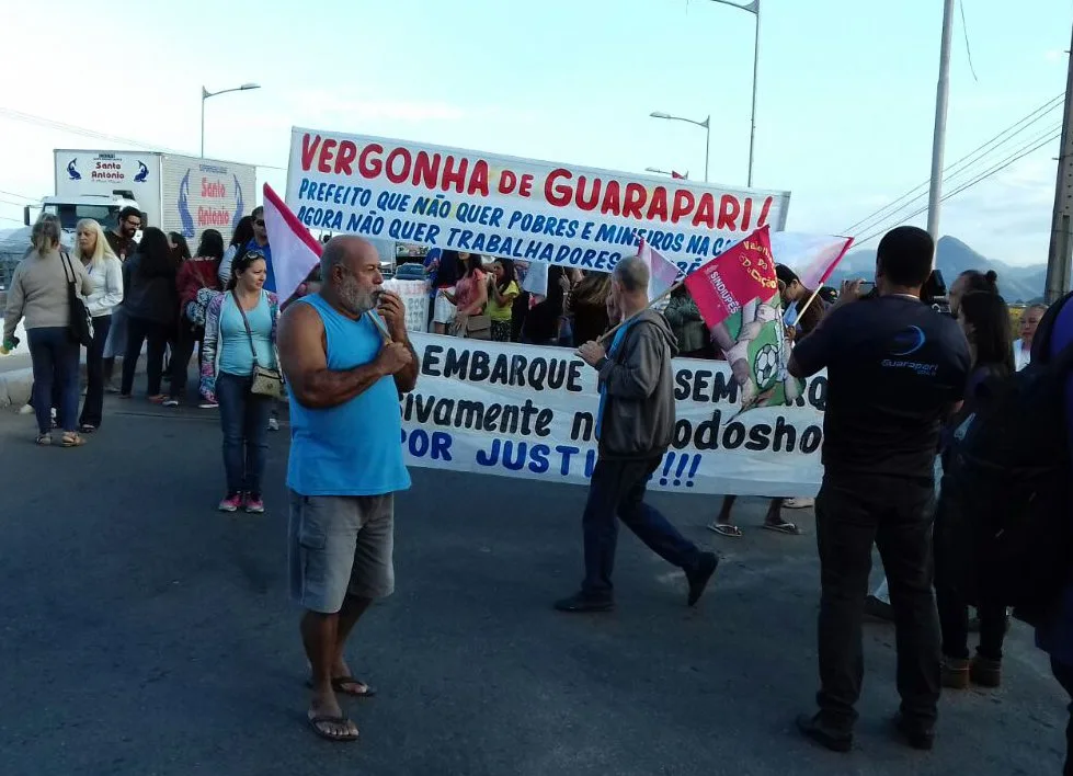 Manifestantes interditam ponte na manhã desta sexta-feira em Guarapari