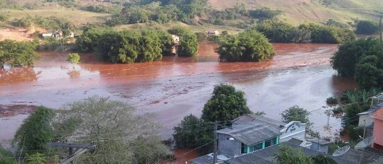 Rejeitos de minério de barragens que desabaram em Mariana atingem o Rio Doce