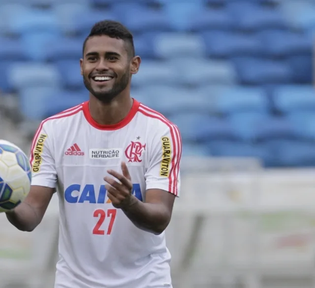 Provável titular, Kayke afirma que Flamengo não se preocupa em atrapalhar o Vasco