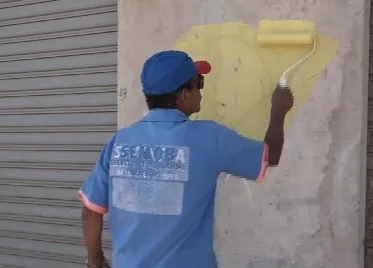 Com escolta policial, profissionais mantêm a limpeza em Morada da Barra, em Vila Velha