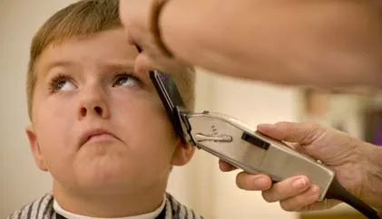 A hora de cortar o cabelo do bebê não precisa ser sofrida