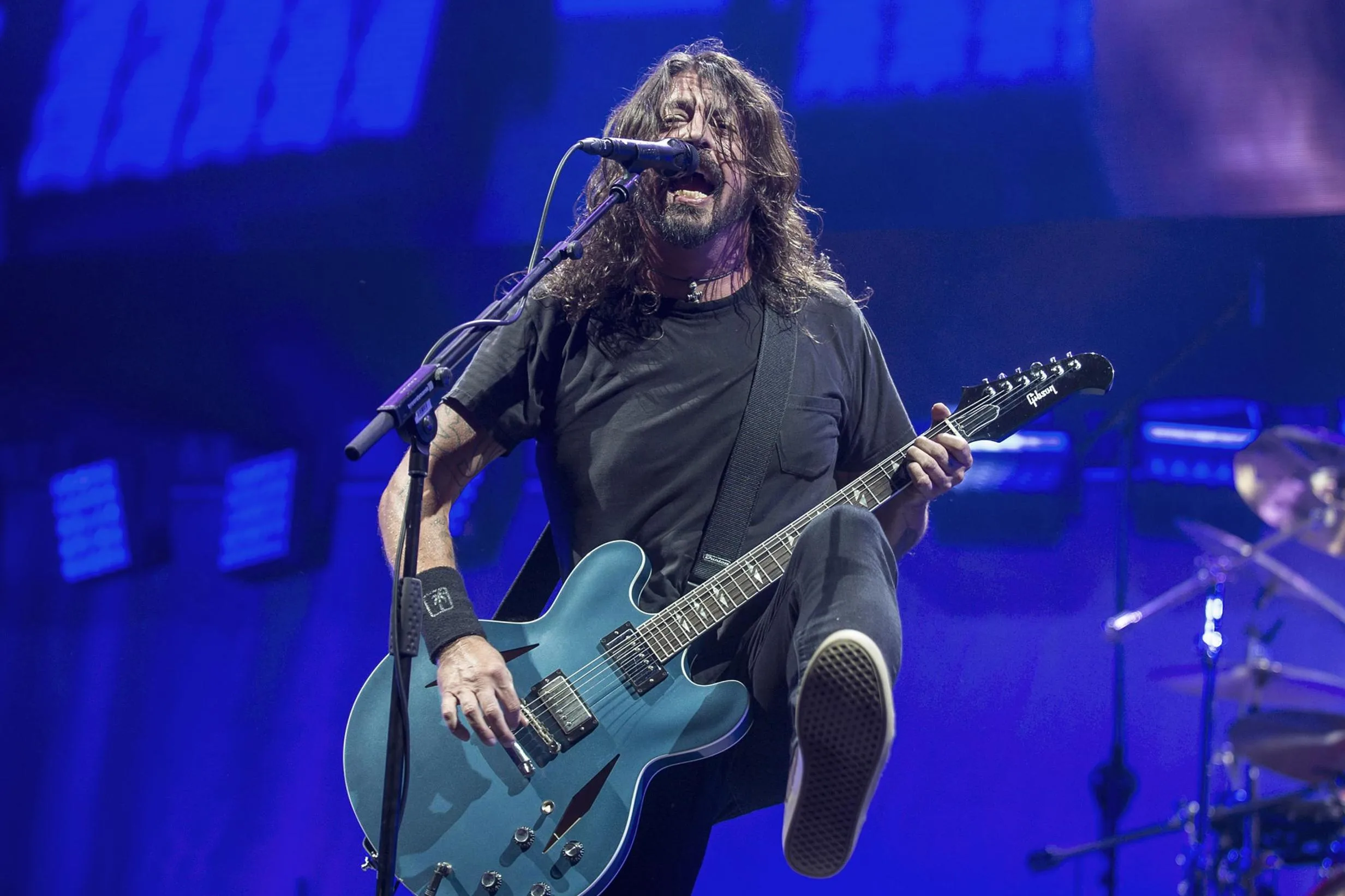 Fãs cantam 'Evidências' em saída de show do Foo Fighters