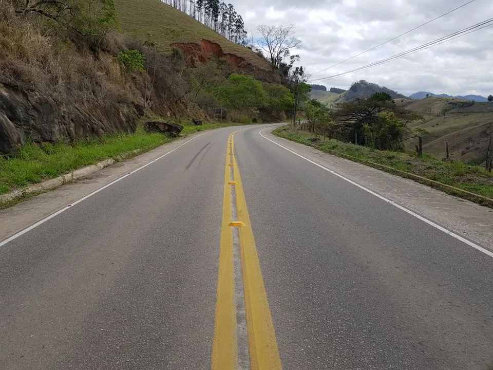 Serra de Castelo recebe reforço na sinalização com placas e pintura de faixas