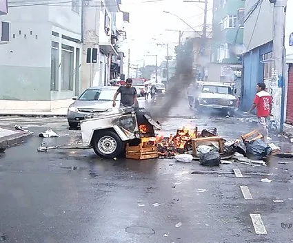 Moradores do bairro Andorinhas entram em confronto com a polícia após morte de jovem