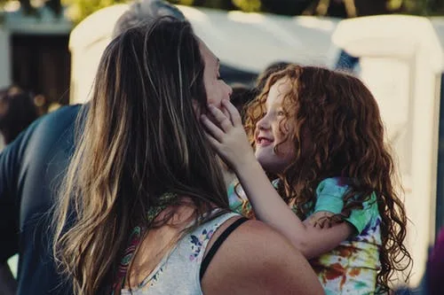 Dia das Mães: ação da Rede Vitória presta homenagens para acalentar os corações e diminuir a distância