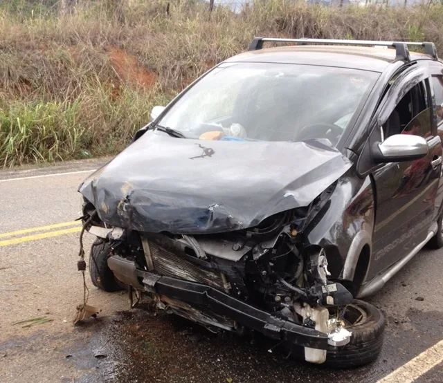 Carro capota na rodovia que liga Muqui a Cachoeiro e homem fica ferido