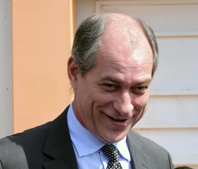 Bolsonaro é 'mais íntegro' do que tucanos, afirma Ciro Gomes