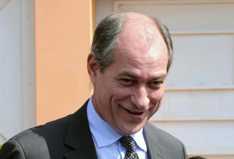 Bolsonaro é 'mais íntegro' do que tucanos, afirma Ciro Gomes