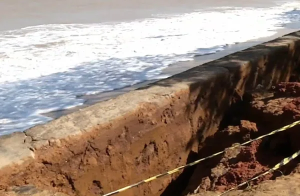 Praia de Meaípe é totalmente interditada após avanço do mar