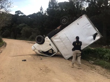 Homem é preso após capotar caminhão com 746 quilos de maconha