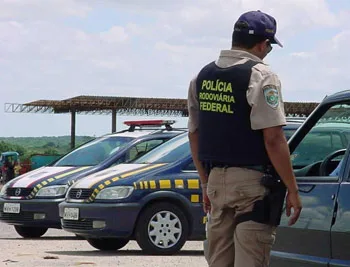 Caminhão carregado com água sanitária capota e interdita pista na Rodovia do Sol