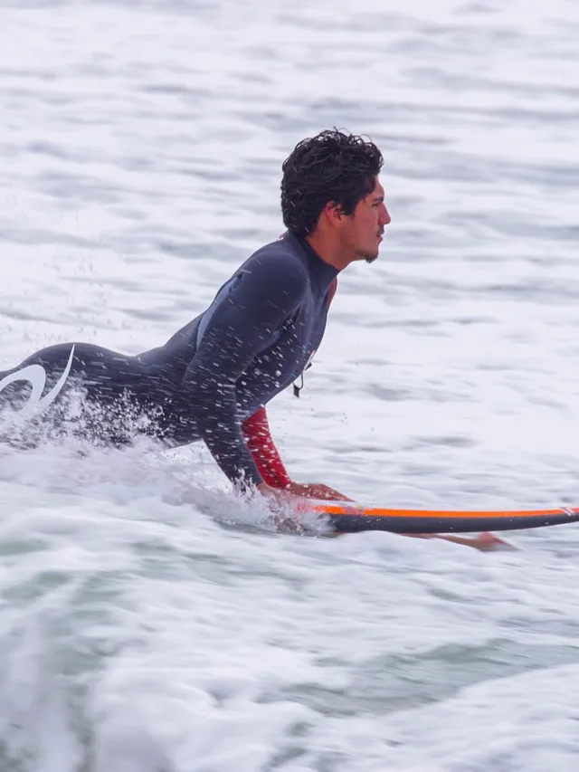 John John e Medina sofrem no 1º dia da etapa de Portugal do Mundial de Surfe