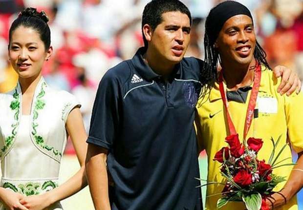 Riquelme e Ronaldinho podem formar meio-campo dos sonhos na Chapecoense