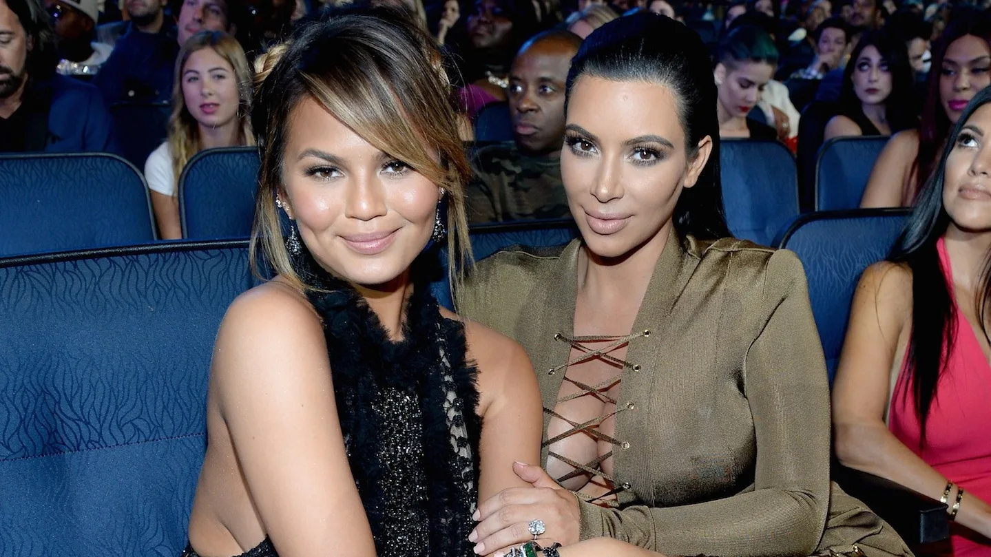 Kim Kardashian faz teste e descobre que é mais parecida com Chrissy Teigen do que com ela mesma