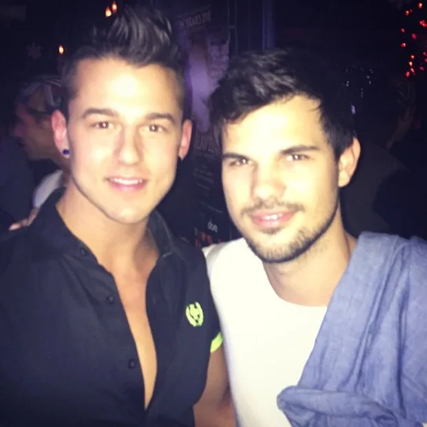 Taylor Lautner, ator de Crepúsculo, curte balada gay com modelo