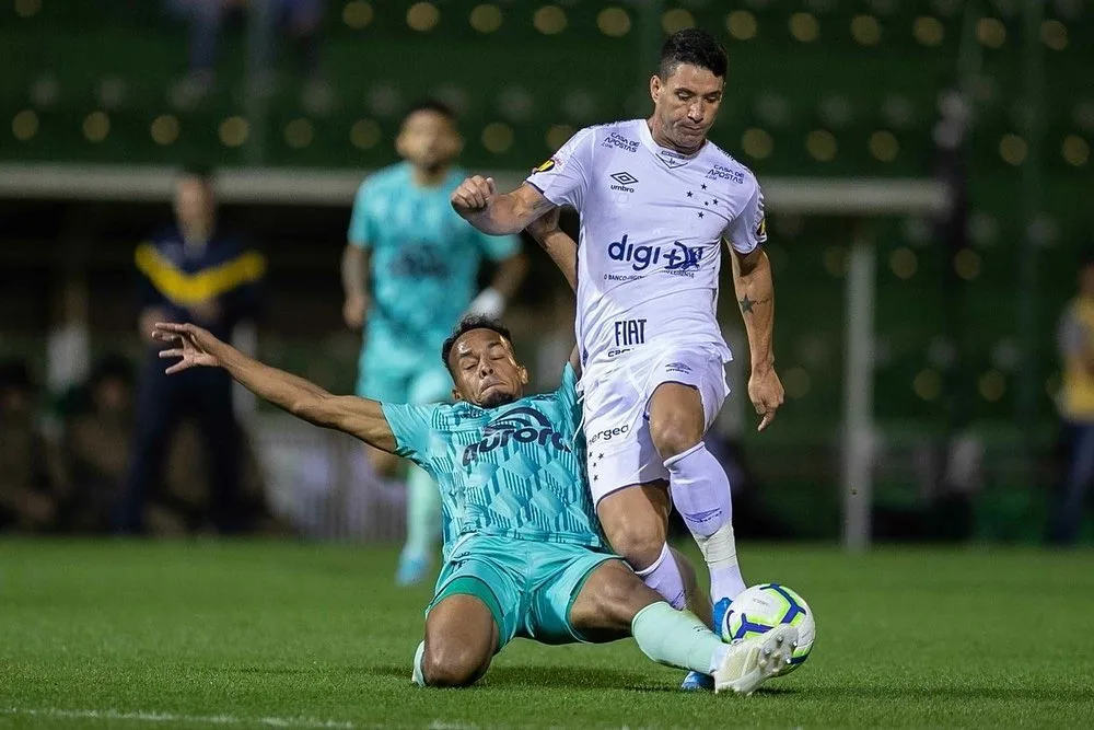 Rebaixados em 2019, Cruzeiro e Chapecoense se reencontram na Série B no Mineirão