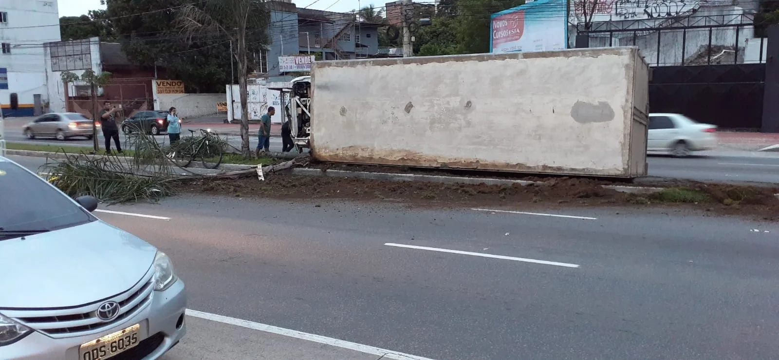 Caminhão tomba e motorista fica ferido na Avenida Fernando Ferrari