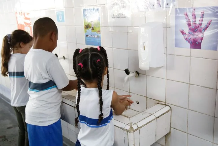 Rio de Janeiro – Alunos aprendem a prevenção ao novo coronavírus (Covid-19) na Escola Municipal Pedro Ernesto, através de cartazes, trabalhos escolares, e medidas de higiene e convívio pessoal. (Fernando Frazão/Agência Brasil)