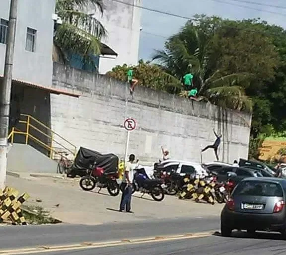 Adolescentes que cumpriam internação por crimes como furto e homicídio fogem de Unip, em Cariacica