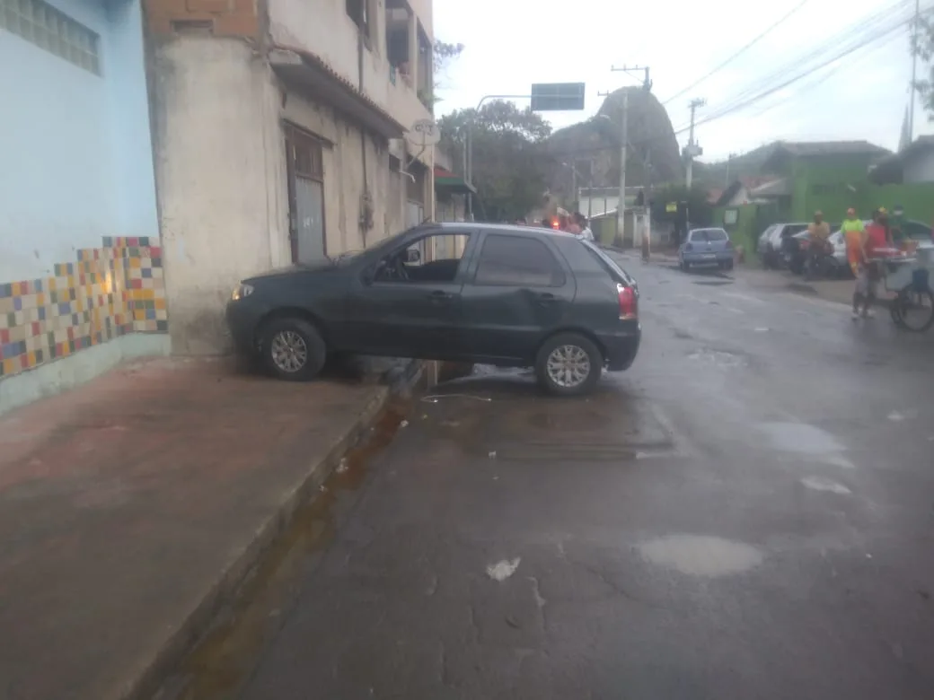 Motorista de aplicativo fica pendurado em janela e é arrastado durante assalto em Vitória