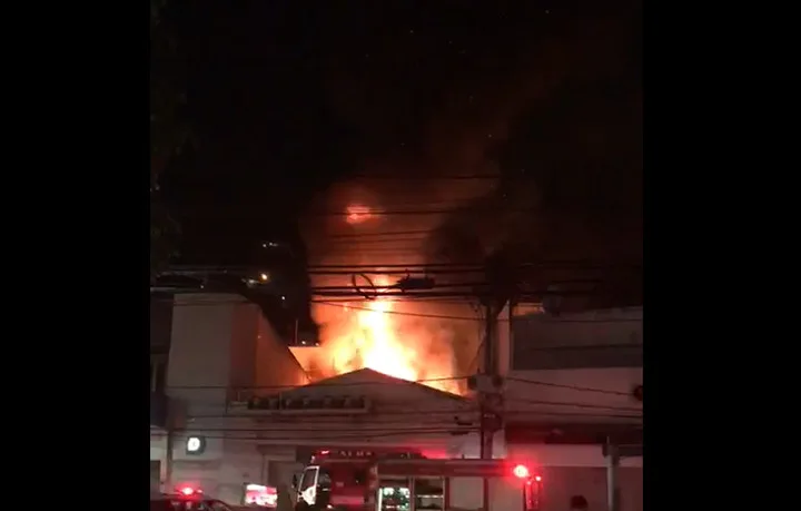 Incêndio destrói loja de eletrodomésticos no Centro de Vitória