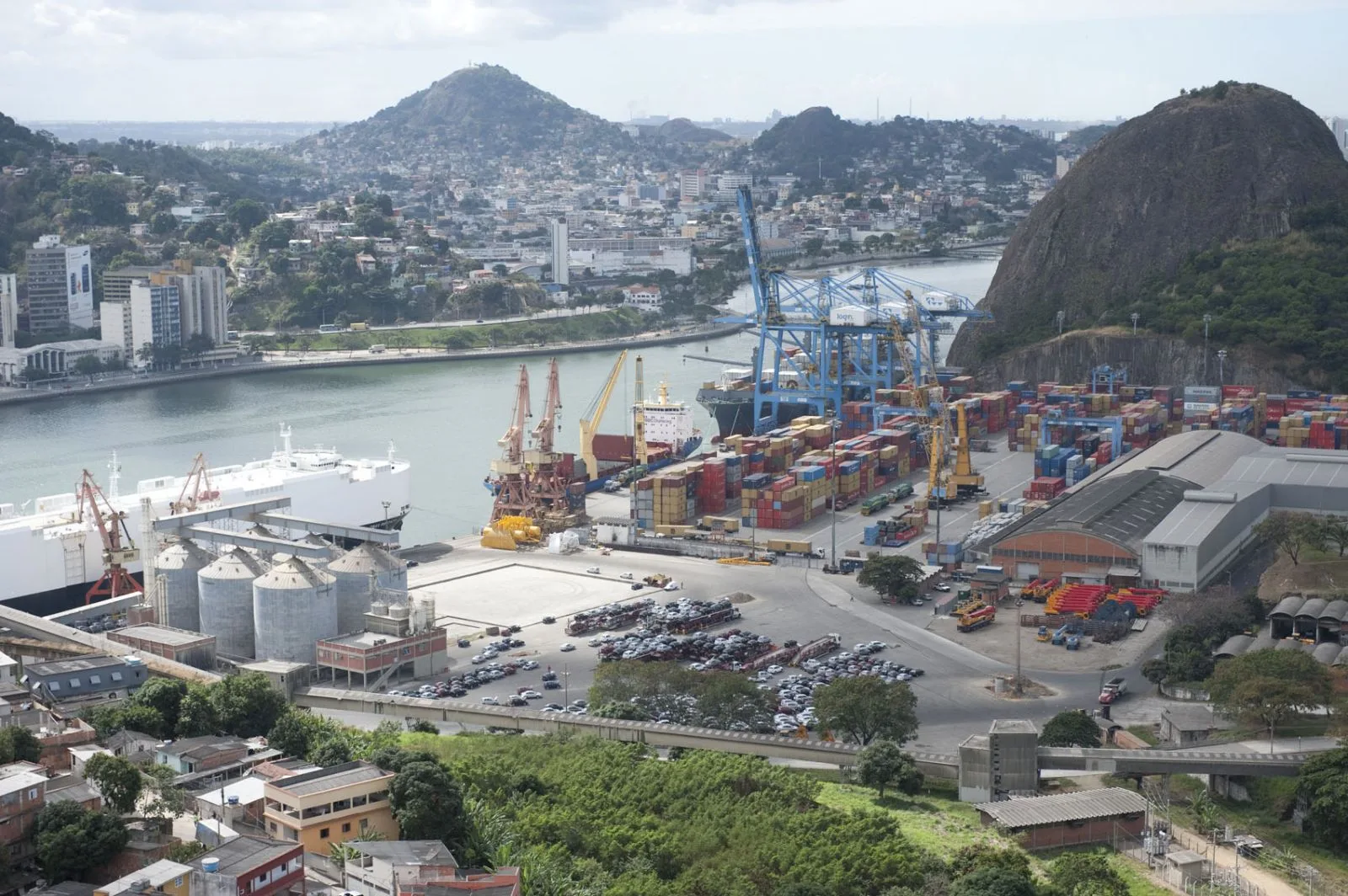 Sem acordo, portuários mantém greve e impedem navios de atracarem em Vila Velha