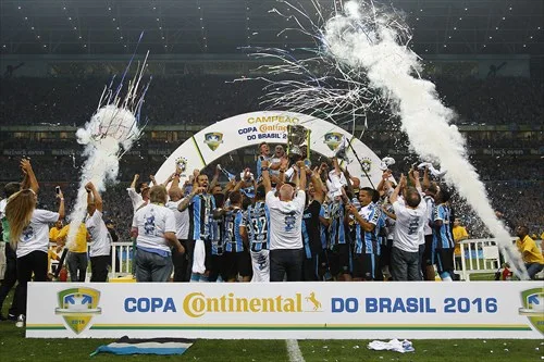 Grêmio é pentacampeão em noite de homenagens à Chape