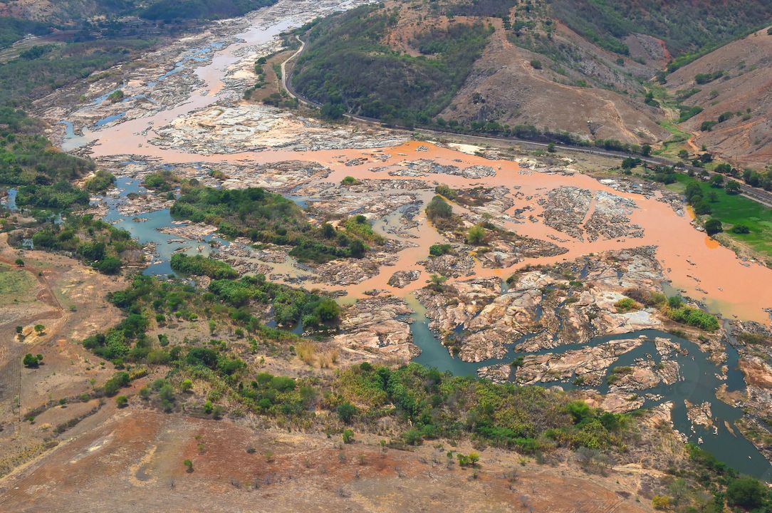 Resplendor (MG) – Imagem aéra mostra a a lama no Rio Doce, na cidade Resplendor ( Fred Loureiro/ Secom ES)