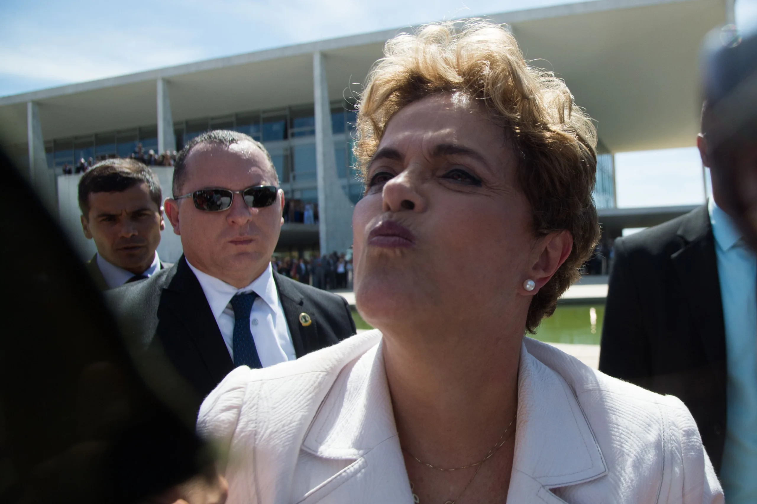 Brasília – A presidenta afastada Dilma Rousseff discursa para apoiadores do governo, em frente ao Palácio do Planalto, após ter sido notificada do afastamento do cargo por até 180 dias (José Cruz/Agência Brasil)