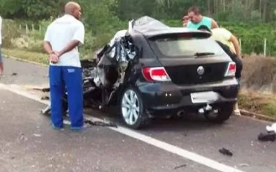 Duas pessoas morrem em grave acidente com caminhão em Linhares