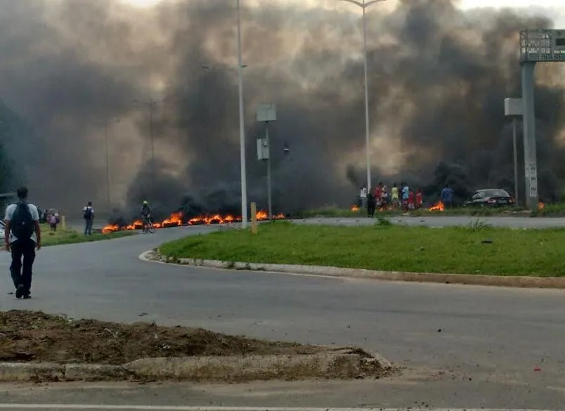 Manifestação bloqueia BR-101 em Cariacica na manhã desta quinta-feira