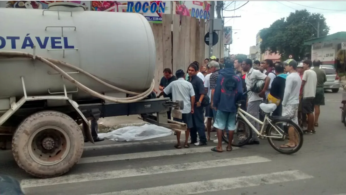 Estudante morre após ser atropelado por caminhão na faixa de pedestre em Vila Velha