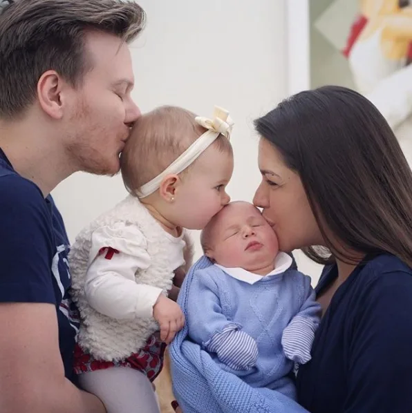 Michel Teló e Thais Fersoza postam foto de filho recém-nascido ao lado da irmã