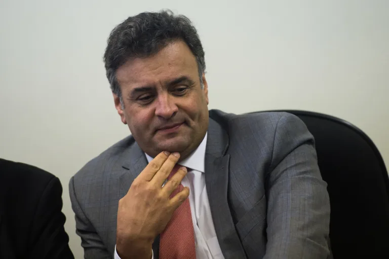 Senador Aécio Neves durante reunião de líderes da oposição no Senado e na Câmara (Marcelo Camargo/Agência Brasil)