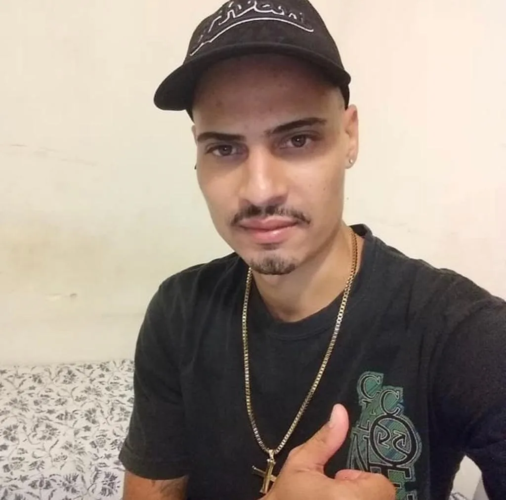 Jovem é executado a tiros em praça pública de Vila Velha