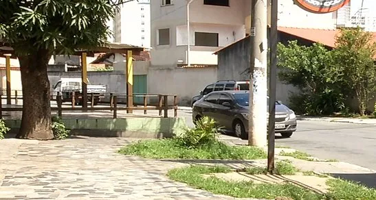 Policial prende suspeito após assalto e impede agressões na Serra