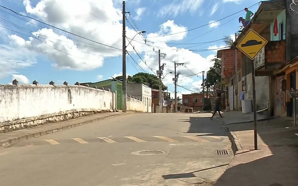 Policial tem a moto roubada e é baleado após reagir a assalto em Cariacica