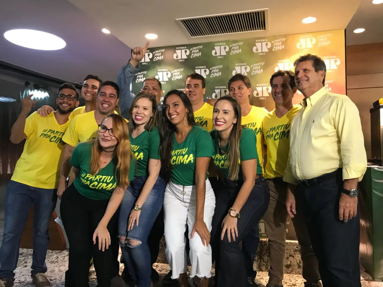 Jovem Pan Vitória lança campanha #PartiuPraCima, que veste a rádio de verde e amarelo em 2018