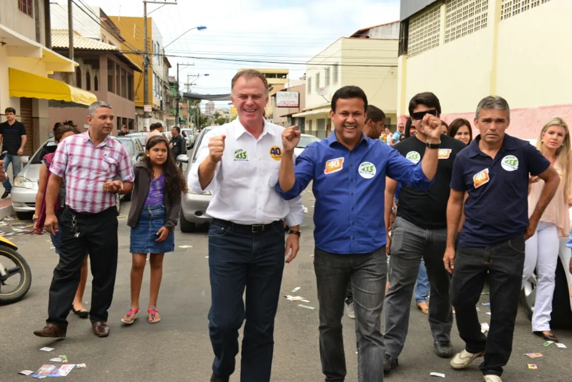 Acompanhado por Casagrande, Neucimar Fraga vota em escola de Vila Velha