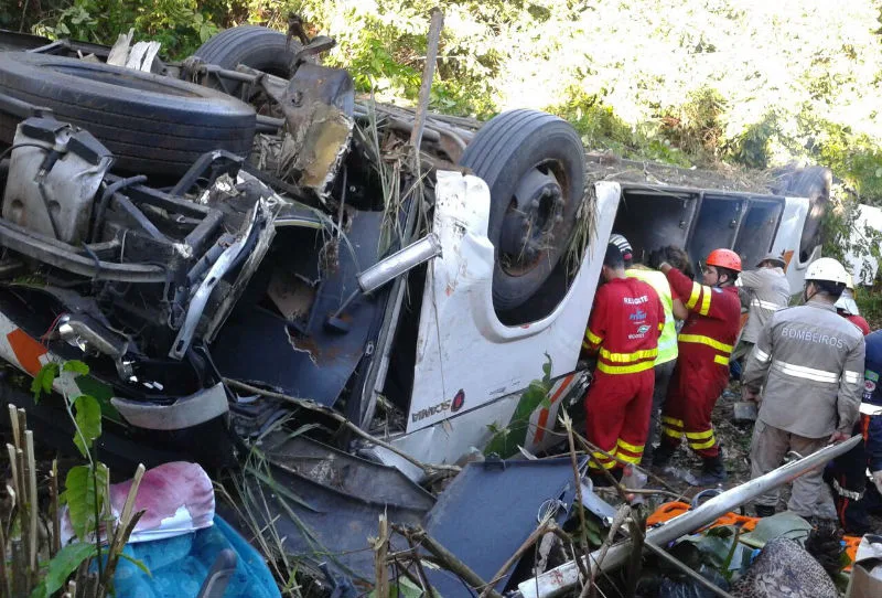 Divulgada lista de feridos em acidente que deixou oito mortos na BR 101 na Serra