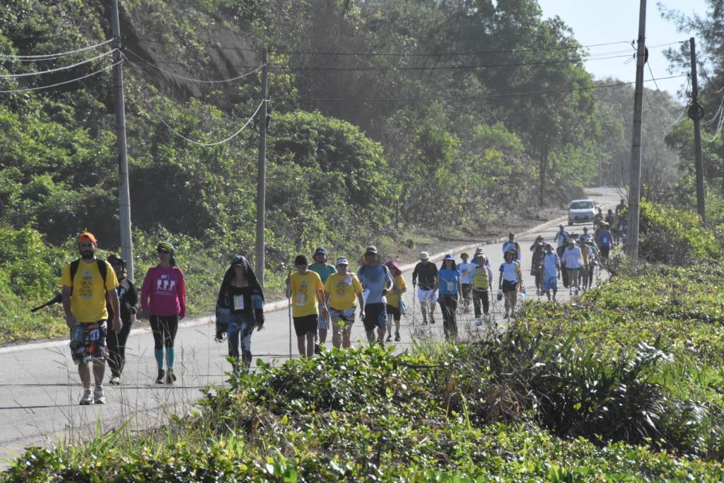 Cerca de 4 mil peregrinos participam da caminhada Passos de Anchieta