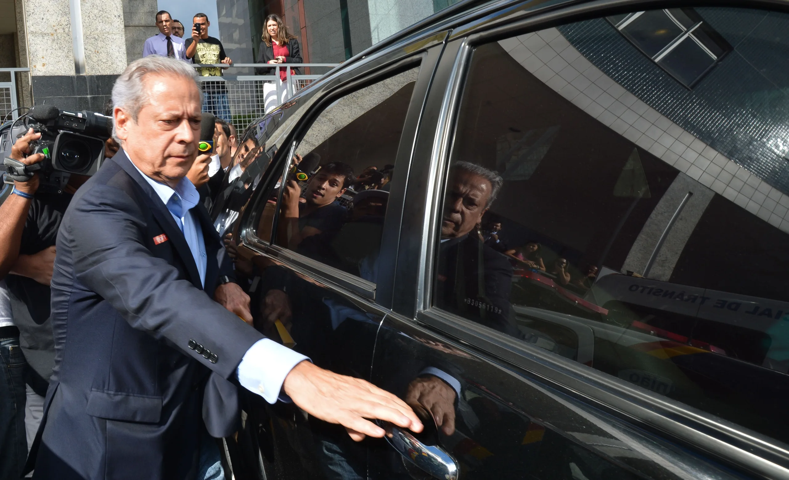 O ex-ministro da Casa Civil José Dirceu após assinar na Vara de Execuções Penais do Distrito Federal o termo que autoriza a cumprir prisão no regime aberto (Fabio Rodrigues Pozzebom/Agência Brasil)