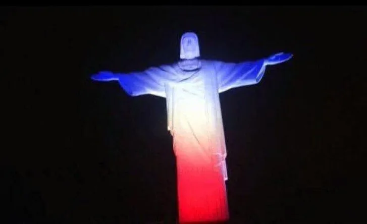 Cristo Redentor fica iluminado em solidariedade às vítimas de atentado terrorista em Paris